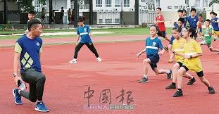 2025 赛季回顾：大谷翔平在夺冠庆典上高举爱犬 Dekopin 的画面获选年度“最温馨时刻”